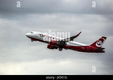 Düsseldorf, Allemagne. Août 15, 2017. Un Airbus de Air Berlin décolle à Duesseldorf, Allemagne, 15 août 2017. La compagnie aérienne Air Berlin a déposé auprès de l'insolvabilité. Photo : Federico Gambarini/dpa/Alamy Live News Banque D'Images