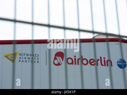Berlin, Allemagne. Août 15, 2017. Les logos d'Etihad et Air Berlin peut être vu derrière une clôture à l'Saatwinkler Damm à Berlin, Allemagne, 15 août 2017. La compagnie aérienne Air Berlin a déposé auprès de l'insolvabilité. Photo : Paul Zinken/dpa/Alamy Live News Banque D'Images