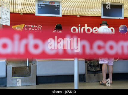Berlin, Allemagne. Août 15, 2017. Un ruban de signalisation avec le logo site airberlin.com peut être vu à l'aéroport de Tegel à Berlin, Allemagne, 15 août 2017. La compagnie aérienne Air Berlin a déposé auprès de l'insolvabilité. Photo : Paul Zinken/dpa/Alamy Live News Banque D'Images