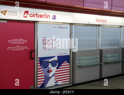 Berlin, Allemagne. Août 15, 2017. Un point de service fermé Air Berlin et Etihad peut être vu à l'aéroport de Tegel à Berlin, Allemagne, 15 août 2017. La compagnie aérienne Air Berlin a déposé auprès de l'insolvabilité. Photo : Paul Zinken/dpa/Alamy Live News Banque D'Images