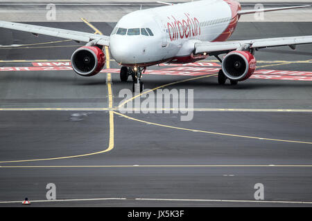 Düsseldorf, Allemagne. Août 15, 2017. Un avion de Air Berlin disques durs sur l'aire de trafic de l'aéroport de Düsseldorf, Allemagne, 15 août 2017. La compagnie aérienne Air Berlin a déposé auprès de l'insolvabilité. Photo : Federico Gambarini/dpa/Alamy Live News Banque D'Images