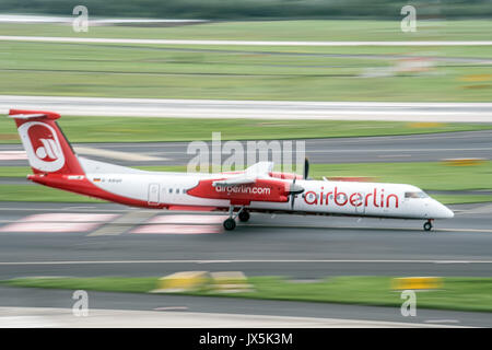 Düsseldorf, Allemagne. Août 15, 2017. Un avion de Air Berlin disques durs sur l'aire de trafic de l'aéroport de Düsseldorf, Allemagne, 15 août 2017. La compagnie aérienne Air Berlin a déposé auprès de l'insolvabilité. Photo : Federico Gambarini/dpa/Alamy Live News Banque D'Images