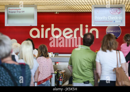 Berlin, Allemagne. Août 15, 2017. Attendre les passagers à l'enregistrement à un compteur d'Air Berlin à l'Aéroport International de Tegel à Berlin, capitale de l'Allemagne, le 15 août, 2017. La deuxième plus grande compagnie aérienne Air Berlin a déposé son bilan mardi après avoir annoncé son plus grand investisseur de retirer leur soutien. Credit : Shan Yuqi/Xinhua/Alamy Live News Banque D'Images