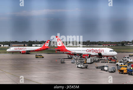 Berlin. Août 15, 2017. Photo prise le 15 août 2017 montre des avions de Air Berlin à l'Aéroport International de Tegel à Berlin, capitale de l'Allemagne. La deuxième plus grande compagnie aérienne Air Berlin a déposé son bilan mardi après avoir annoncé son plus grand investisseur de retirer leur soutien. Credit : Shan Yuqi/Xinhua/Alamy Live News Banque D'Images