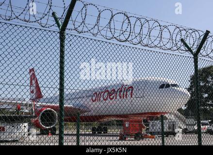 Berlin. Août 15, 2017. Photo prise le 15 août 2017 montre un avion d'Air Berlin à l'Aéroport International de Tegel à Berlin, capitale de l'Allemagne. La deuxième plus grande compagnie aérienne Air Berlin a déposé son bilan mardi après avoir annoncé son plus grand investisseur de retirer leur soutien. Credit : Shan Yuqi/Xinhua/Alamy Live News Banque D'Images