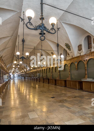 L'artisanat artistique avec passage des marchands de souvenirs de la halle aux draps Sukiennice gothique sur la place du marché principale de Cracovie, Pologne Banque D'Images