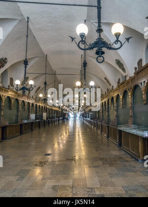 L'artisanat artistique avec passage des marchands de souvenirs de la halle aux draps Sukiennice gothique sur la place du marché principale de Cracovie, Pologne Banque D'Images