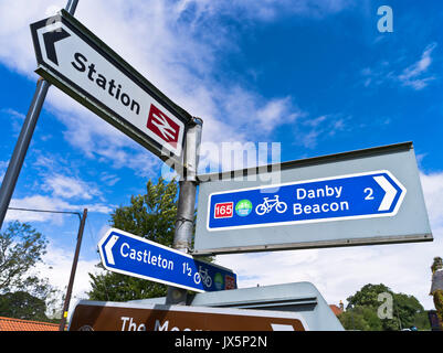 dh North Yorkshire Moors DANBY NORTH YORKSHIRE Signpost North york Moors National Park pistes cyclables signalisation vélo panneaux royaume-uni Banque D'Images
