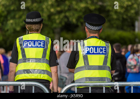 Dumfries, en Écosse - 12 août 2017 : Police Ecosse agents de service lors d'un festival de musique pour les jeunes. Banque D'Images