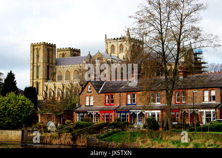 Vue sur la rivière Skell à Ripon Cathédrale, avec ses maisons colorées dans Skellfield entre en terrasse Banque D'Images