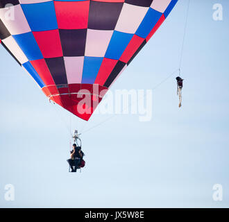 Un homme ballon et équipage squelette macabre - l'un des ballons lancés à l'aube d'Ashton Court park au 39e Ballon Fiesta 2017 Bristol Banque D'Images