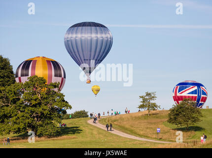 Ballons à air chaud à l'atterrissage à Ashton Court après l'ascension de masse Somerset du site de lancement au cours de la Bristol Balloon Fiesta 2017 Banque D'Images