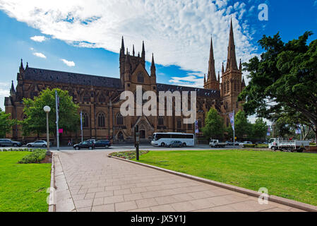 Sydney, Australie - 21 octobre 2015 : Journée vue sur la cathédrale St Mary. Cathédrale Catholique de style gothique construit de grès local à partir de 1821-1928, o Banque D'Images