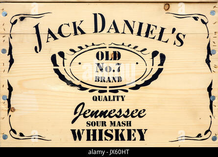 Le lettrage sur la caisse en bois contenant du whisky whiskey Jack Daniel's Old n°7, marque de Tennessee whiskey en Amérique du Nord, Etats-Unis Banque D'Images