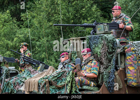 Paracommandos belges du Régiment Para-Commando manning LRPV camouflés, véhicule blindé le Mercedes-Benz Unimog 404 Banque D'Images