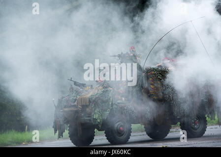 Écran de fumée et des paracommandos belges Régiment Para-Commando attaquée en LRPV camouflés, véhicule blindé le Mercedes-Benz Unimog 404 Banque D'Images