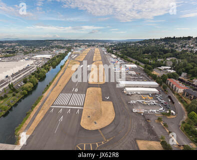 Vue aérienne de la piste principale à Renton Municipal Airport, à côté de l'usine Boeing, Washington State, USA Banque D'Images