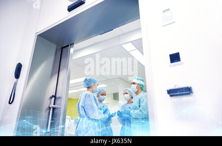 Groupe des chirurgiens en salle d'opération à l'hôpital Banque D'Images