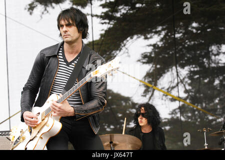 (G-D) Dean Fertita Jack White Dead Weather effectue 2009 Outside Lands Festival Golden Gate Park août 30,2009 San Francisco. Banque D'Images
