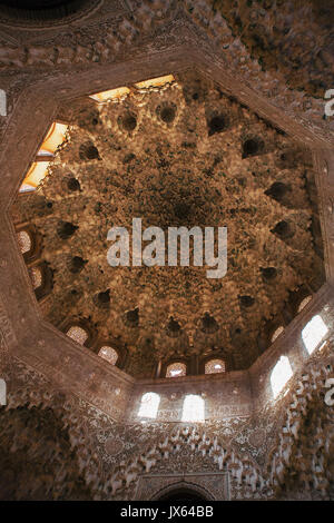 Réseau complexe et beau plafond de mocárabes dans la Sala de Dos Hermanas (salle des Deux Sœurs), Palacio de los Leones, la Alhambra, Granada, Espagne Banque D'Images