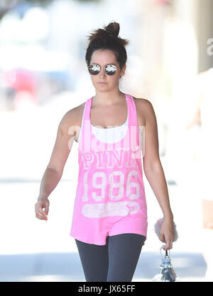 Ashley Tisdale porte un réservoir rose pour afficher son bras souple avec : Ashley Tisdale Où : Los Angeles, California, United States Quand : 14 juillet 2017 Source : WENN.com Banque D'Images