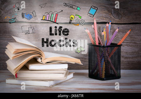 Life Hacks. Pile de livres et crayons sur la table en bois.