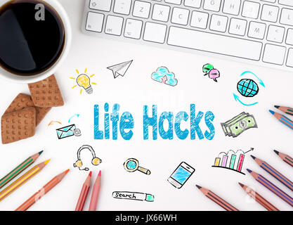 Life Hacks. Clavier de l'ordinateur et une tasse de café sur un tableau blanc