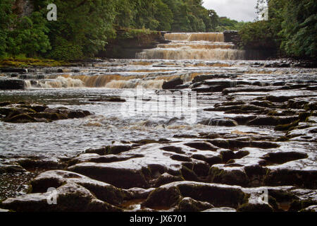 Sur les rochers par la Lower Falls à Aysgarth Banque D'Images