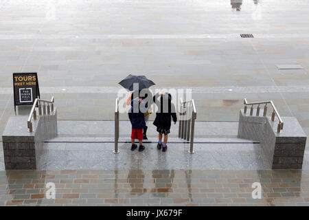 La Pièce Hall sous la pluie, Halifax, West Yorkshire Banque D'Images