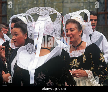 Breton dames en costumes traditionnel breton, Bretagne, France Banque D'Images