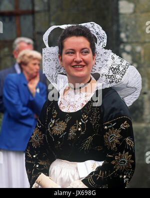 Breton dames en costumes traditionnel breton, Bretagne, France Banque D'Images