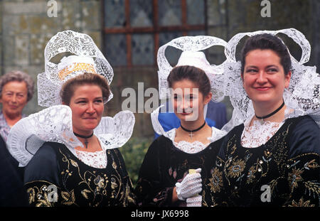 Breton dames en costumes traditionnel breton, Bretagne, France Banque D'Images