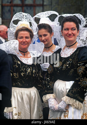 Breton dames en costumes traditionnel breton, Bretagne, France Banque D'Images