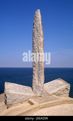 La Seconde Guerre mondiale Monument aux morts à l'American Ranger commandos qui a capturé la pointe de Hoc embrasure allemand pendant la 6e juin 1944 Jour j. Banque D'Images