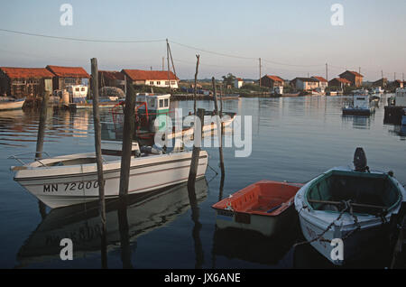 Bateaux sur l'estuaire de La Tremblade, Charente-Maritime, côte Atlantique de la France Banque D'Images