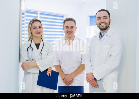 Portrait de l'équipe médicale à l'hôpital permanent hall Banque D'Images