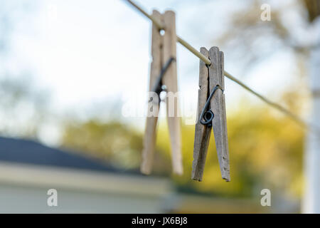 Pinces à linge en bois rétro sur corde Banque D'Images