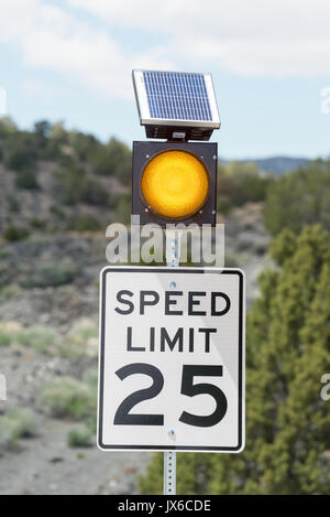 Limite de vitesse clignotant solaire signe sur la périphérie de Belmont, Nevada. Banque D'Images