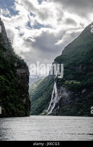 Cascade dans le Geirangerfjord Banque D'Images