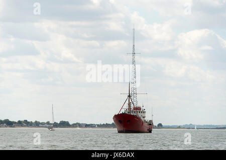 Ex-Radio Pirate Ship, Ross Revenge, qui diffuse de la Radio Caroline est maintenant ancré au large de la côte d'Essex près de Bradwell. Le 14 août 2017 marque le 50e anniversaire de la Loi sur les infractions maritimes, qui interdisait les stations de radio en mer- y compris l'aime de Radio Caroline. Première radio pirate a gagné en popularité dans le début des années 1960 lorsque les stations sans licence a commencé à diffuser de la musique à partir de navires de haute mer - avec près de 22 millions d'auditeurs. En mai 2017 l'OFCOM a annoncé Radio Caroline est accordé son premier emploi à temps suis licence de radiodiffusion. Banque D'Images