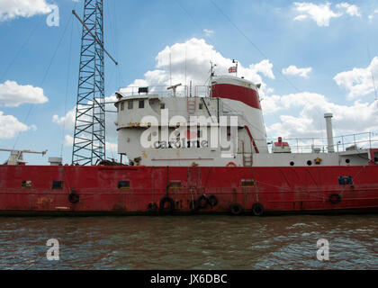 Ex-Radio Pirate Ship, Ross Revenge, qui diffuse de la Radio Caroline est maintenant ancré au large de la côte d'Essex près de Bradwell. Le 14 août 2017 marque le 50e anniversaire de la Loi sur les infractions maritimes, qui interdisait les stations de radio en mer- y compris l'aime de Radio Caroline. Première radio pirate a gagné en popularité dans le début des années 1960 lorsque les stations sans licence a commencé à diffuser de la musique à partir de navires de haute mer - avec près de 22 millions d'auditeurs. En mai 2017 l'OFCOM a annoncé Radio Caroline est accordé son premier emploi à temps suis licence de radiodiffusion. Banque D'Images