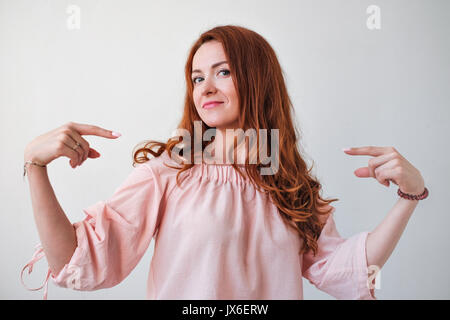 Portrair d caicasian red haired woman fière d'elle-même. Banque D'Images