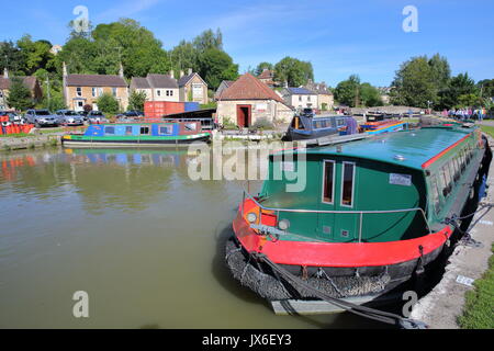 Bradford on Avon, Royaume-Uni - 13 août 2017 : Quai du canal avec des péniches sur le canal Kennet et Avon Banque D'Images