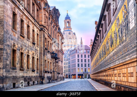 Vieille ville de Dresde avec Furstenzug (Procession des Princes) et la paroi murale Frauenkirche (église Notre Dame) cathédrale dans la lumière du matin Banque D'Images