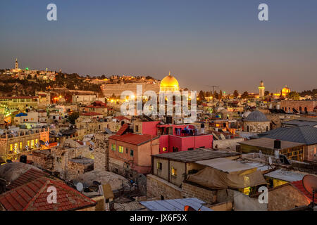 Vue sur le mont du Temple sur les toits de la vieille ville de Jérusalem, Israël, avec quartier musulman, dôme doré de la mosquée Al-Aqsa et Rock Banque D'Images