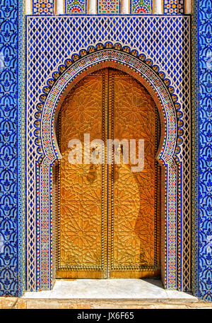 Les portes d'or et ornée de carreaux colorés Dar El Makhzen, le Palais Royal de Fès, Maroc Banque D'Images