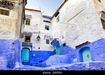 Maison traditionnelle peint bleu dans la ville ancienne médina de Chefchaouen, Maroc Banque D'Images