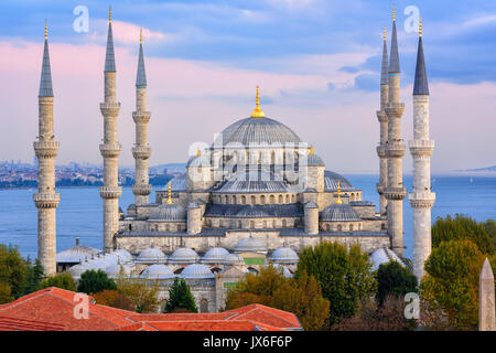 Les minarets et les dômes de la Mosquée Bleue et la mer de Marmara Bosphore avec en arrière-plan, Istanbul, Turquie Banque D'Images