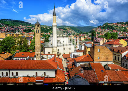 La vieille ville de Sarajevo avec la Mosquée Gazi Husrev-beg et de tuiles rouges de main bazaar, Bosnie-Herzégovine Banque D'Images