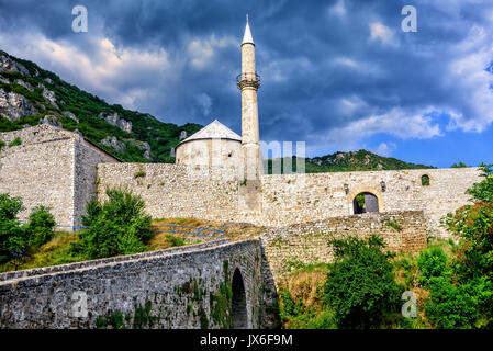 Ottoman historique forteresse de pierre avec une mosquée dans la vieille ville de Sarajevo, Bosnie-Herzégovine Banque D'Images